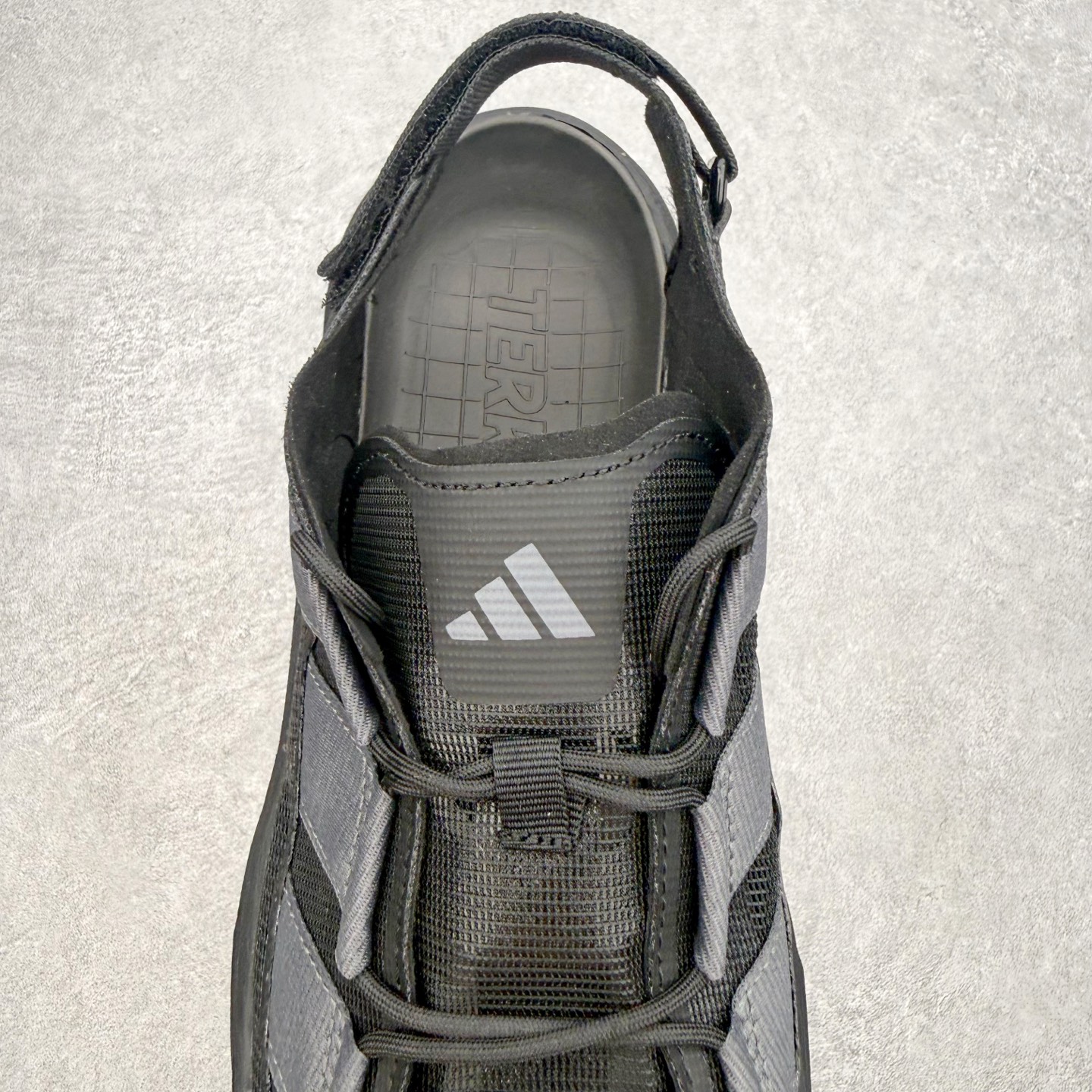AD 户外溯溪后空凉鞋(CLIMACOOL 越野厚底款)一、外观核心识别特征1. 整体版型无后跟全包设计 AD 户外溯溪后空凉鞋(CLIMACOOL 越野厚底款)一、外观核心识别特征1. 整体版型无后跟全包设计
