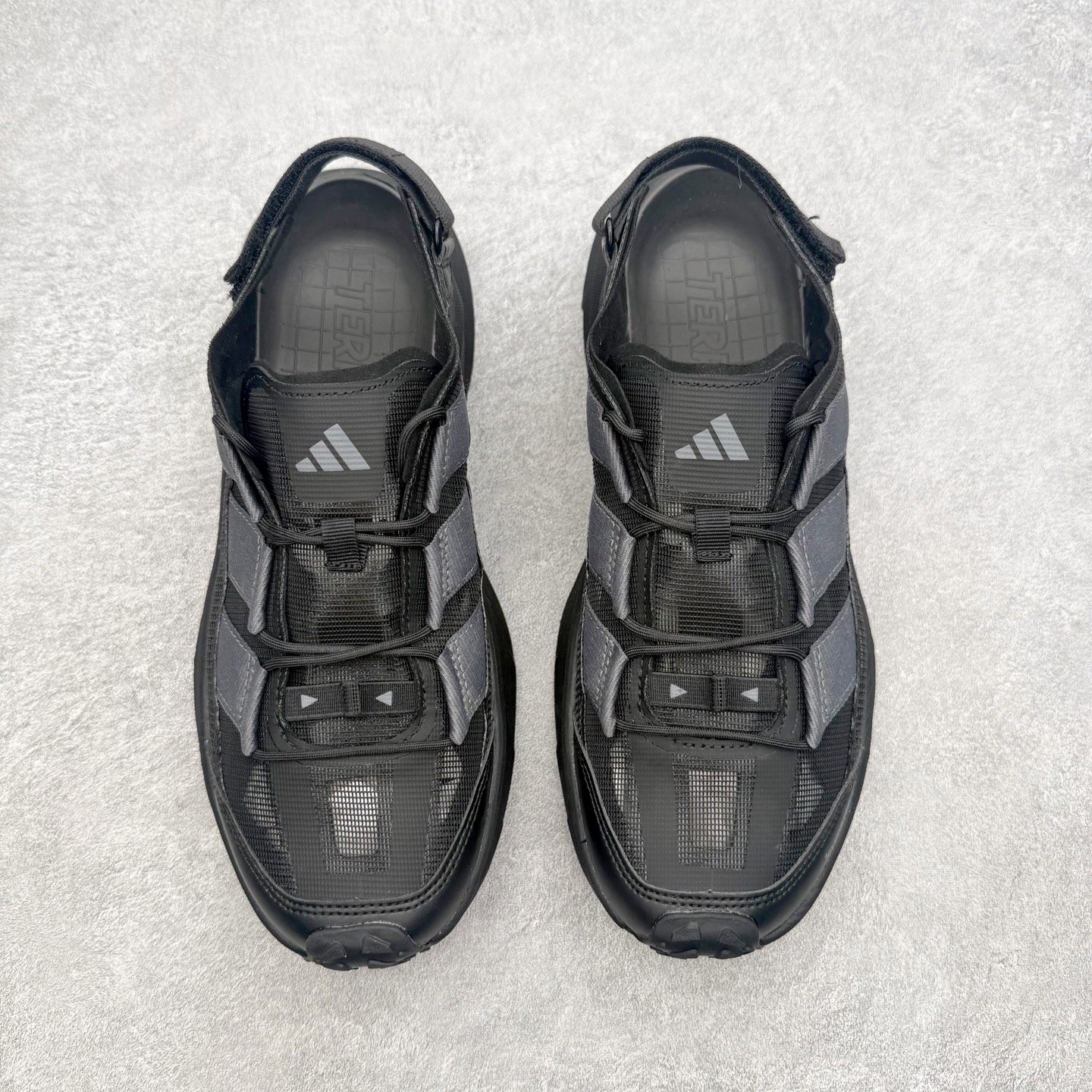 AD 户外溯溪后空凉鞋(CLIMACOOL 越野厚底款)一、外观核心识别特征1. 整体版型无后跟全包设计 AD 户外溯溪后空凉鞋(CLIMACOOL 越野厚底款)一、外观核心识别特征1. 整体版型无后跟全包设计