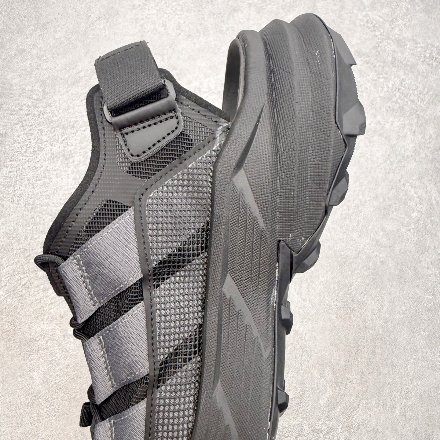 AD 户外溯溪后空凉鞋(CLIMACOOL 越野厚底款)一、外观核心识别特征1. 整体版型无后跟全包设计 AD 户外溯溪后空凉鞋(CLIMACOOL 越野厚底款)一、外观核心识别特征1. 整体版型无后跟全包设计