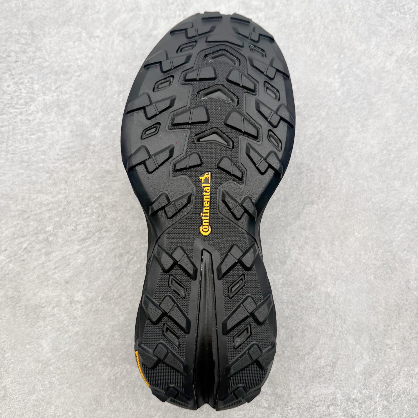 AD 户外溯溪后空凉鞋(CLIMACOOL 越野厚底款)一、外观核心识别特征1. 整体版型无后跟全包设计 AD 户外溯溪后空凉鞋(CLIMACOOL 越野厚底款)一、外观核心识别特征1. 整体版型无后跟全包设计