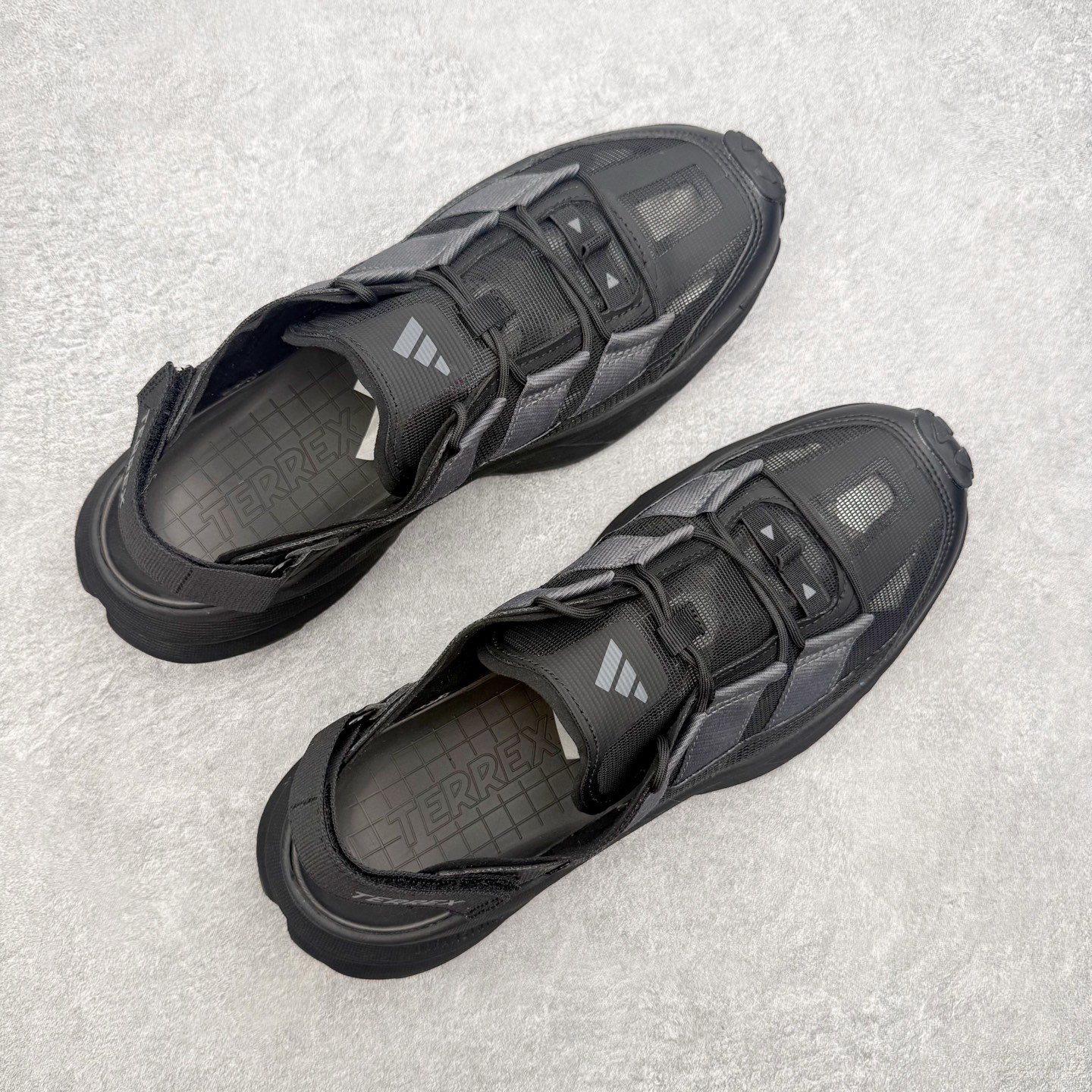 AD 户外溯溪后空凉鞋(CLIMACOOL 越野厚底款)一、外观核心识别特征1. 整体版型无后跟全包设计 AD 户外溯溪后空凉鞋(CLIMACOOL 越野厚底款)一、外观核心识别特征1. 整体版型无后跟全包设计