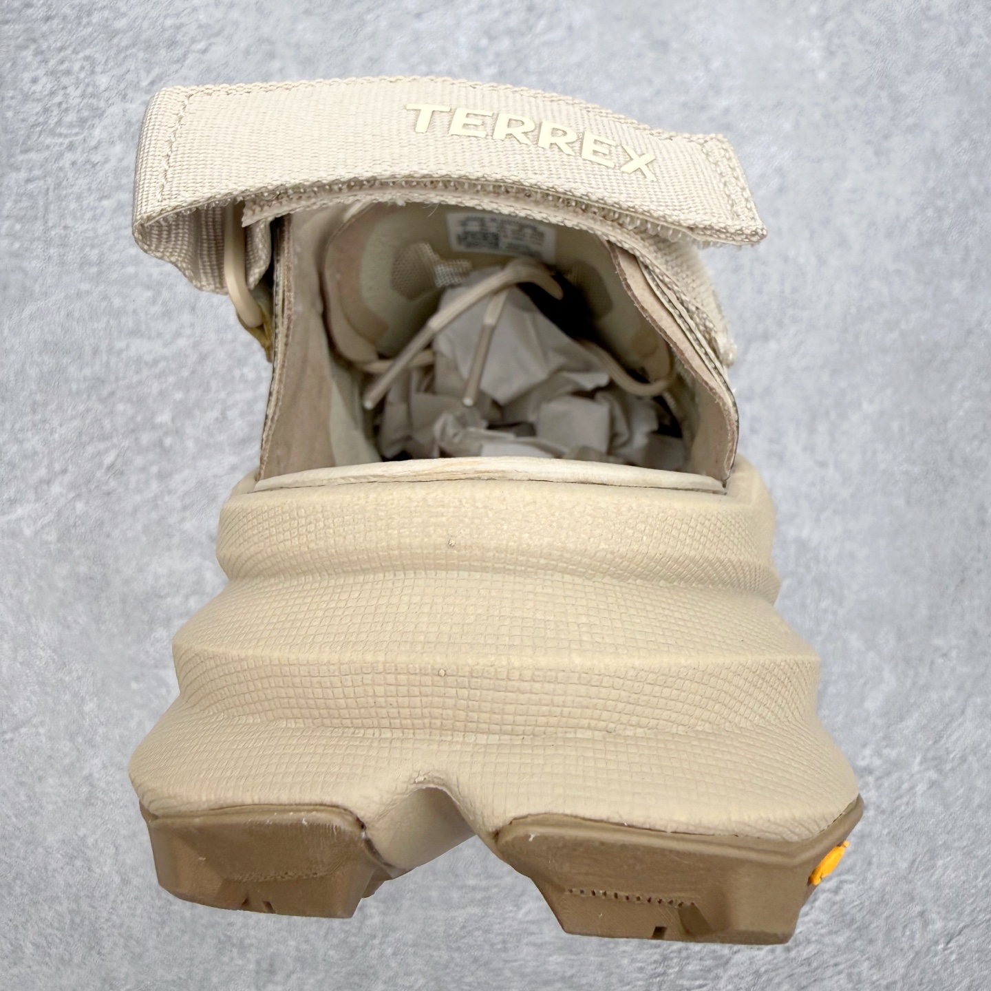 AD 户外溯溪后空凉鞋(CLIMACOOL 越野厚底款)一、外观核心识别特征1. 整体版型无后跟全包设计 AD 户外溯溪后空凉鞋(CLIMACOOL 越野厚底款)一、外观核心识别特征1. 整体版型无后跟全包设计