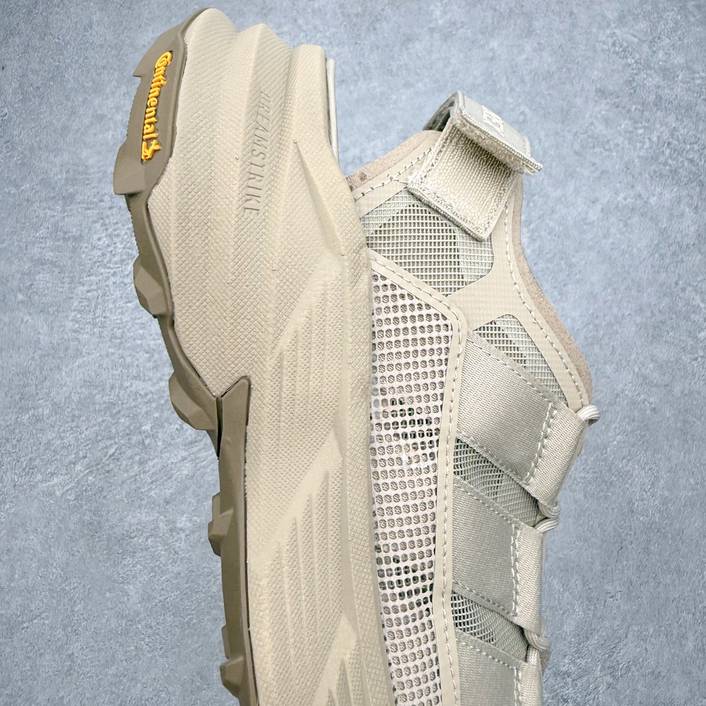 AD 户外溯溪后空凉鞋(CLIMACOOL 越野厚底款)一、外观核心识别特征1. 整体版型无后跟全包设计 AD 户外溯溪后空凉鞋(CLIMACOOL 越野厚底款)一、外观核心识别特征1. 整体版型无后跟全包设计