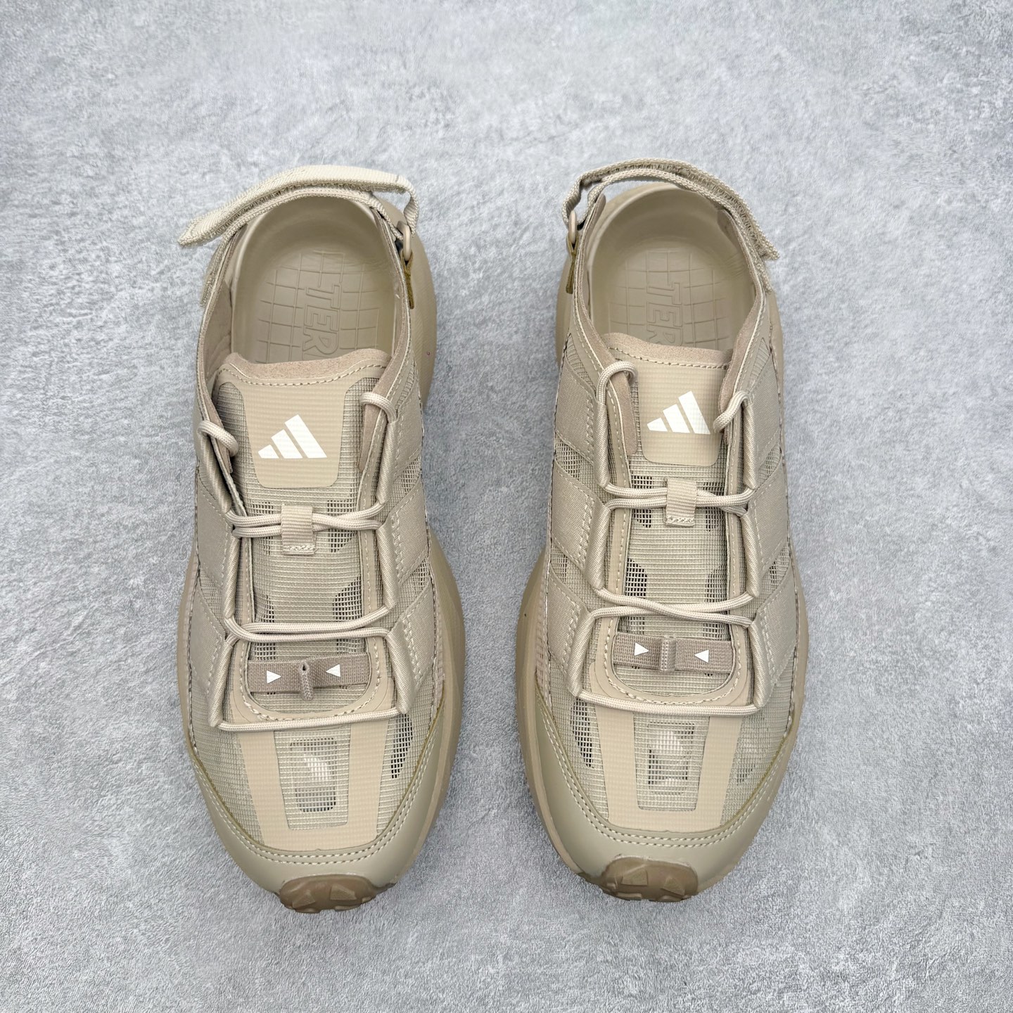 AD 户外溯溪后空凉鞋(CLIMACOOL 越野厚底款)一、外观核心识别特征1. 整体版型无后跟全包设计 AD 户外溯溪后空凉鞋(CLIMACOOL 越野厚底款)一、外观核心识别特征1. 整体版型无后跟全包设计
