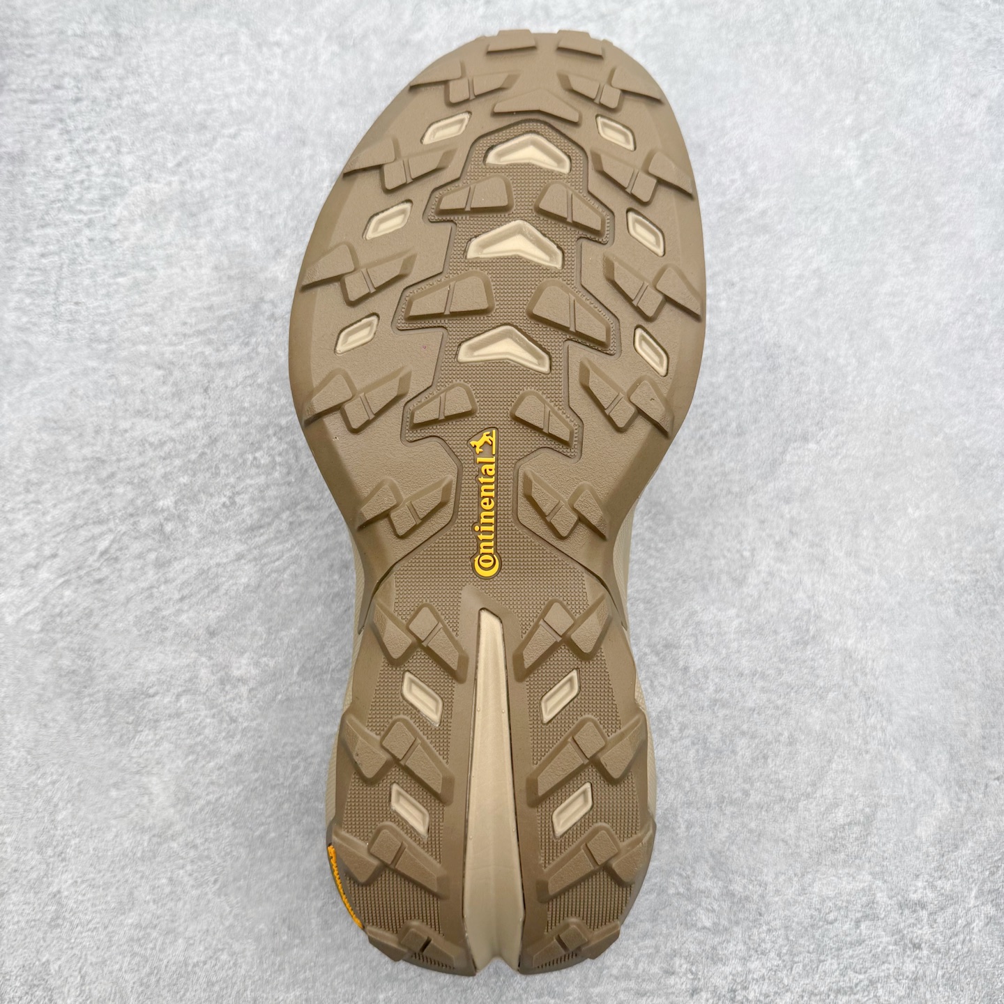 AD 户外溯溪后空凉鞋(CLIMACOOL 越野厚底款)一、外观核心识别特征1. 整体版型无后跟全包设计 AD 户外溯溪后空凉鞋(CLIMACOOL 越野厚底款)一、外观核心识别特征1. 整体版型无后跟全包设计