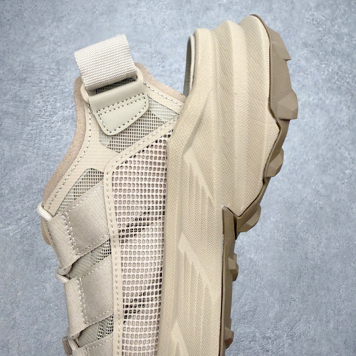 AD 户外溯溪后空凉鞋(CLIMACOOL 越野厚底款)一、外观核心识别特征1. 整体版型无后跟全包设计 AD 户外溯溪后空凉鞋(CLIMACOOL 越野厚底款)一、外观核心识别特征1. 整体版型无后跟全包设计