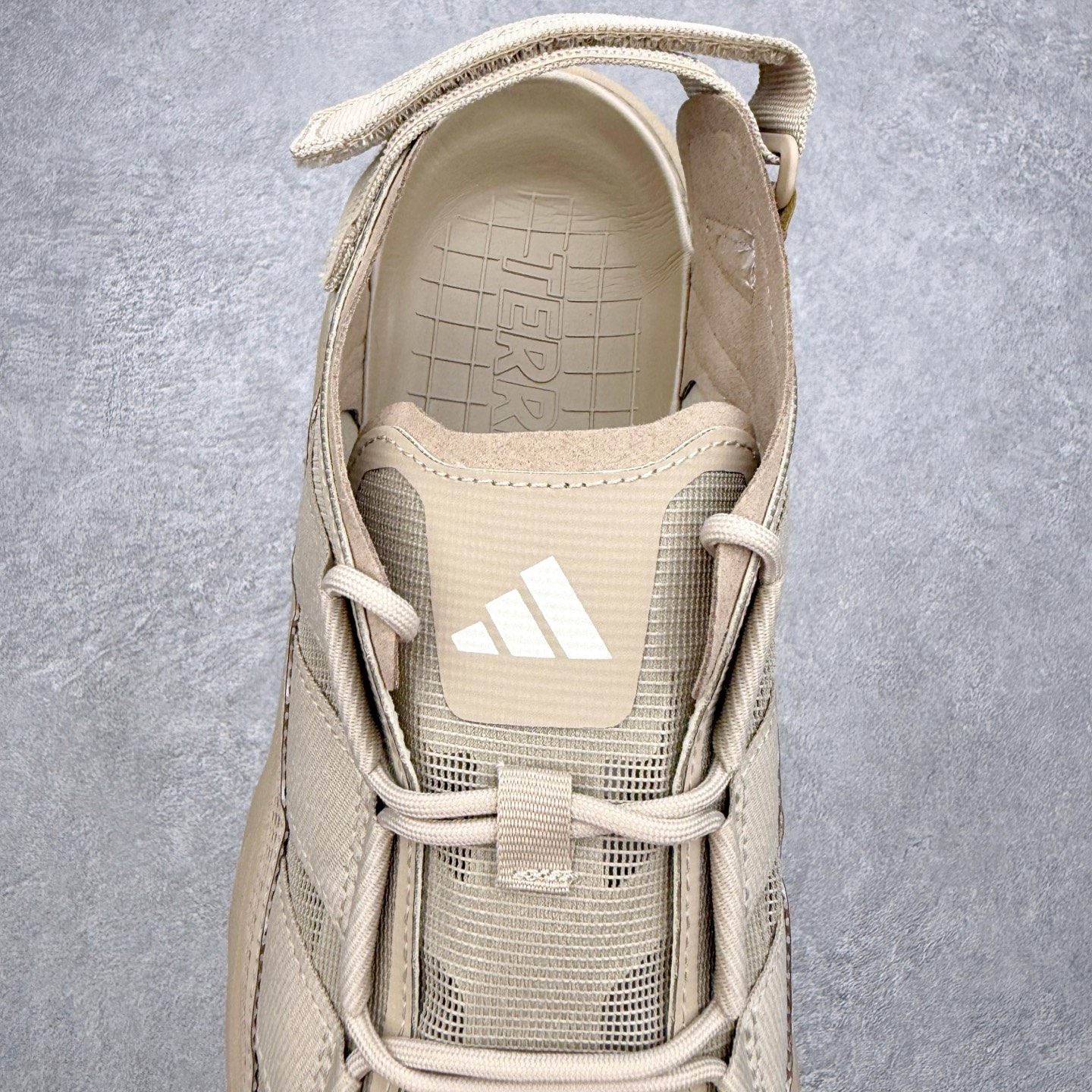 AD 户外溯溪后空凉鞋(CLIMACOOL 越野厚底款)一、外观核心识别特征1. 整体版型无后跟全包设计 AD 户外溯溪后空凉鞋(CLIMACOOL 越野厚底款)一、外观核心识别特征1. 整体版型无后跟全包设计