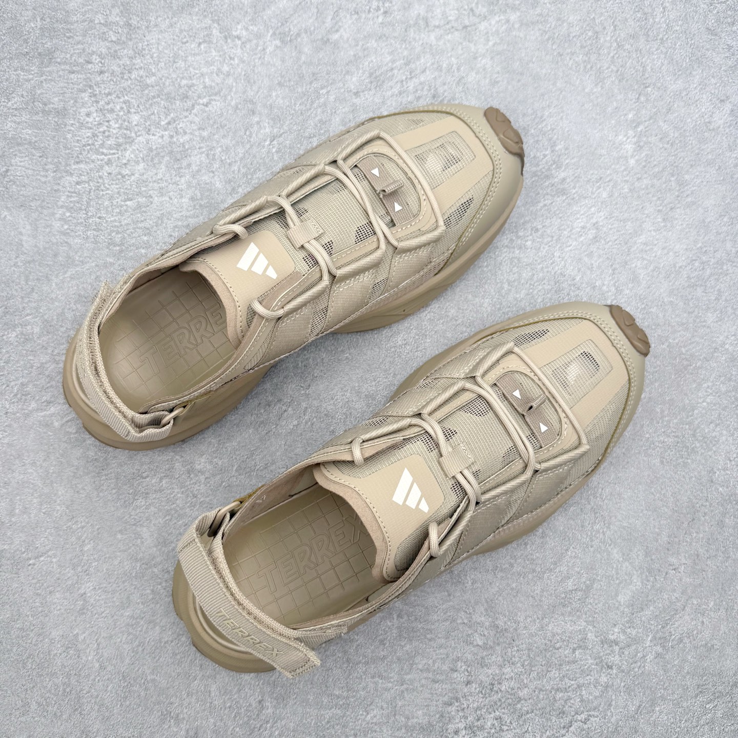 AD 户外溯溪后空凉鞋(CLIMACOOL 越野厚底款)一、外观核心识别特征1. 整体版型无后跟全包设计 AD 户外溯溪后空凉鞋(CLIMACOOL 越野厚底款)一、外观核心识别特征1. 整体版型无后跟全包设计