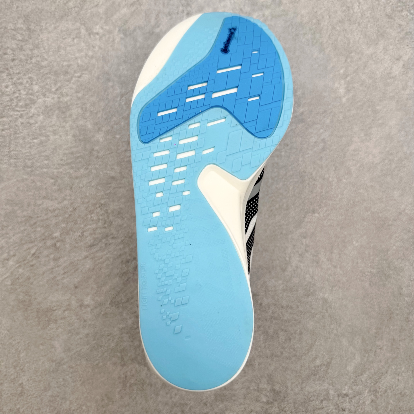 AD Adizero Adios 10 竞速训练跑鞋完整解析一、外观核心识别特征1. 配色与标识整体白基