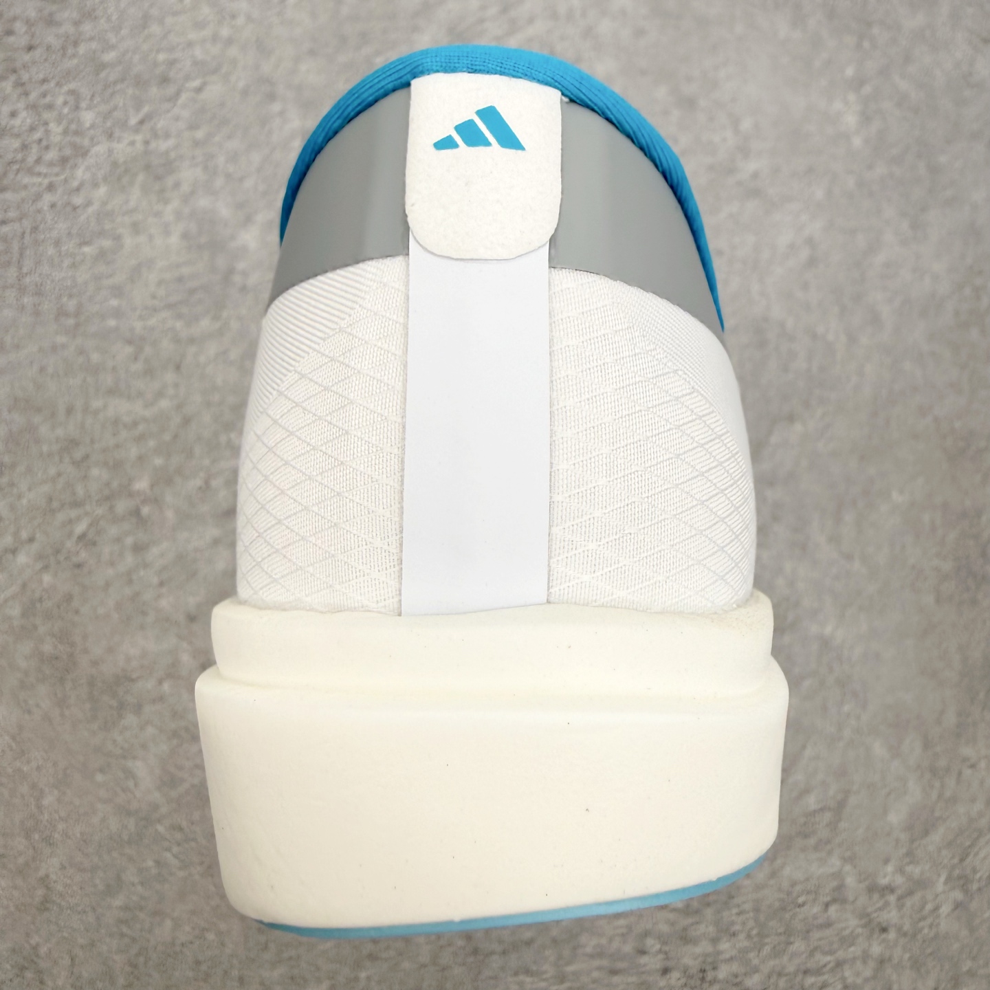 AD Adizero Adios 10 竞速训练跑鞋完整解析一、外观核心识别特征1. 配色与标识整体白基