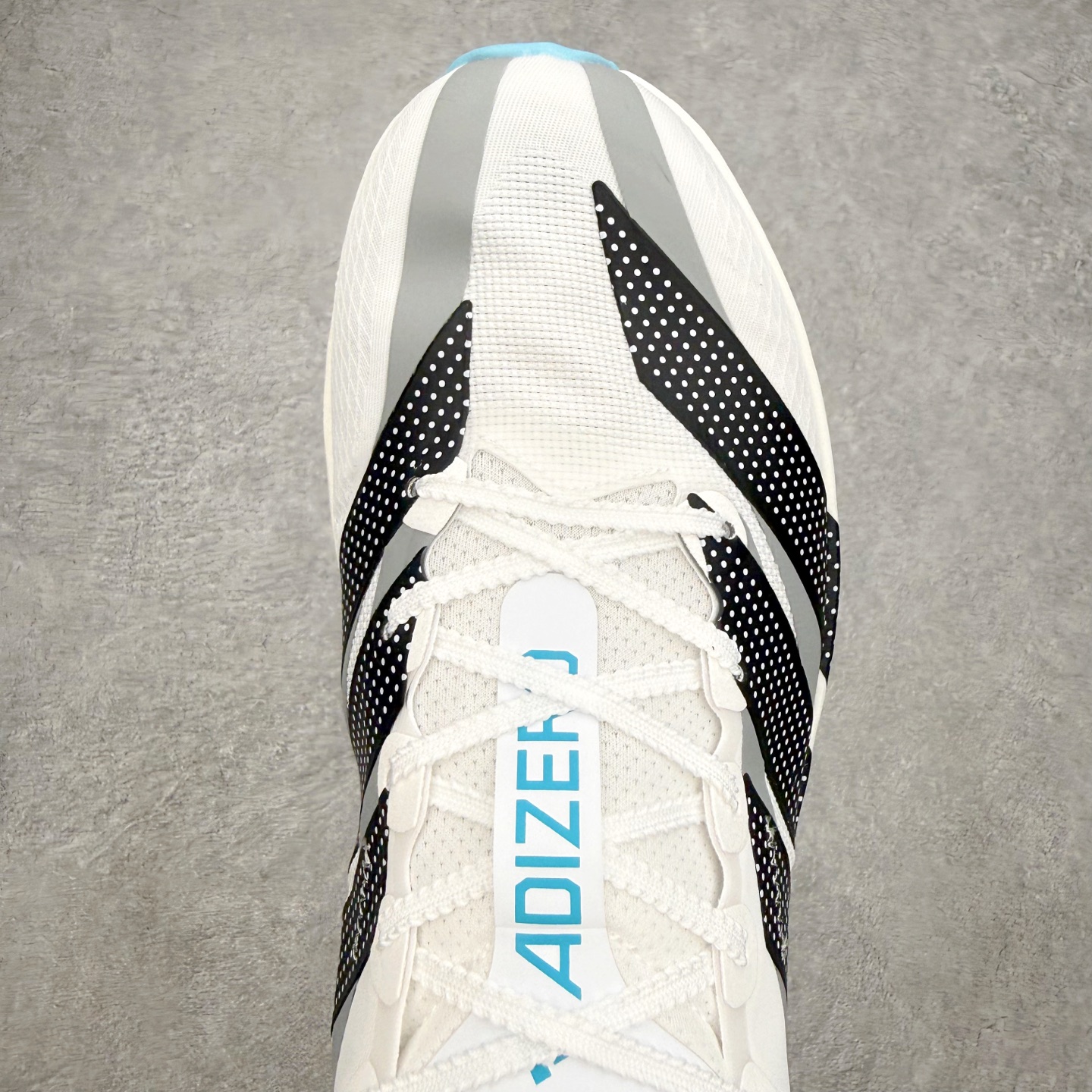 AD Adizero Adios 10 竞速训练跑鞋完整解析一、外观核心识别特征1. 配色与标识整体白基