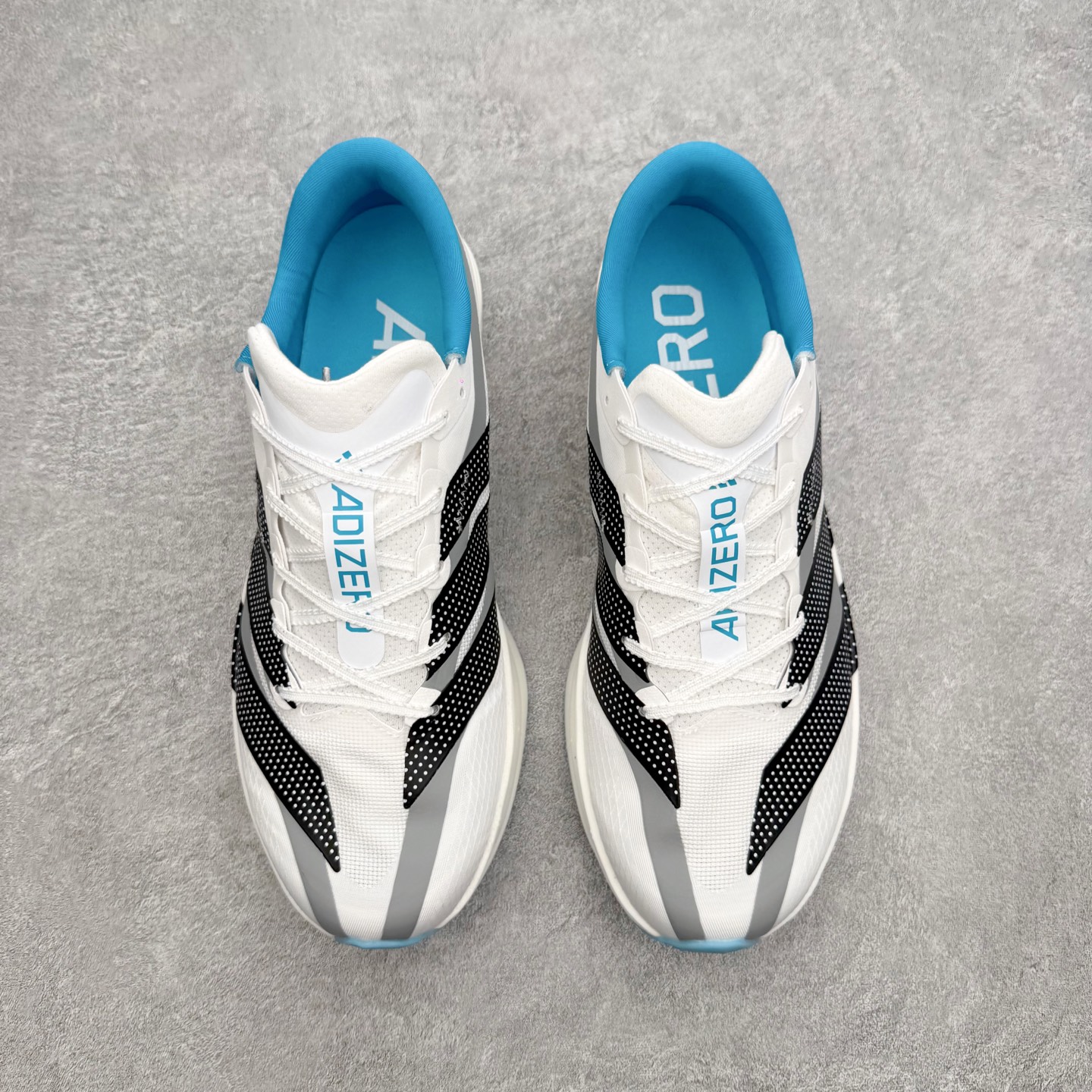 AD Adizero Adios 10 竞速训练跑鞋完整解析一、外观核心识别特征1. 配色与标识整体白基