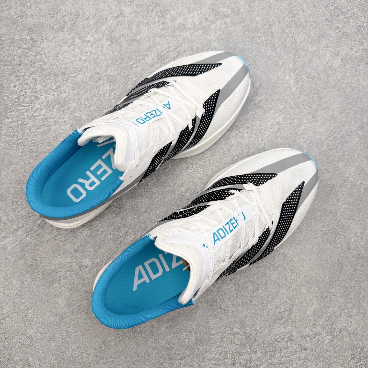 AD Adizero Adios 10 竞速训练跑鞋完整解析一、外观核心识别特征1. 配色与标识整体白基