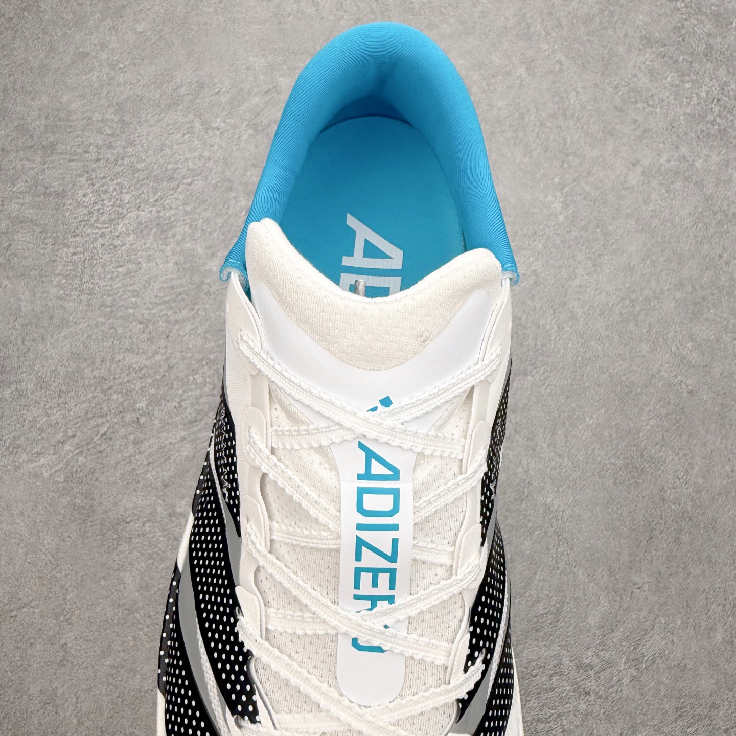 AD Adizero Adios 10 竞速训练跑鞋完整解析一、外观核心识别特征1. 配色与标识整体白基