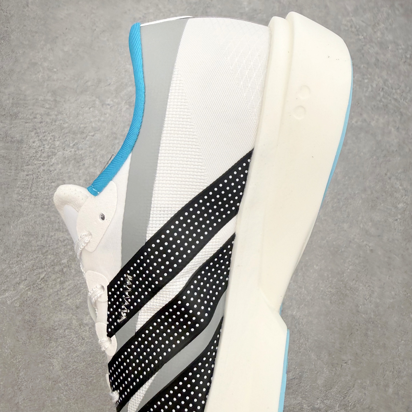 AD Adizero Adios 10 竞速训练跑鞋完整解析一、外观核心识别特征1. 配色与标识整体白基