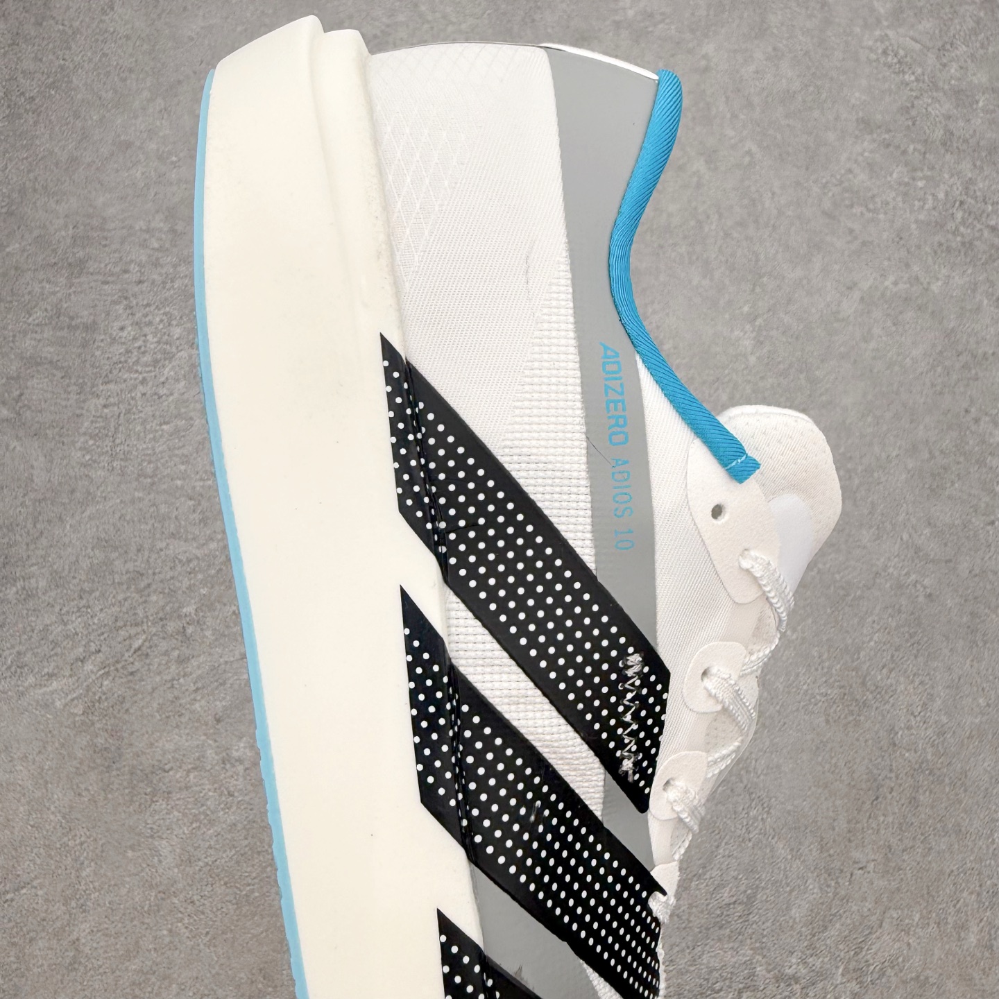 AD Adizero Adios 10 竞速训练跑鞋完整解析一、外观核心识别特征1. 配色与标识整体白基