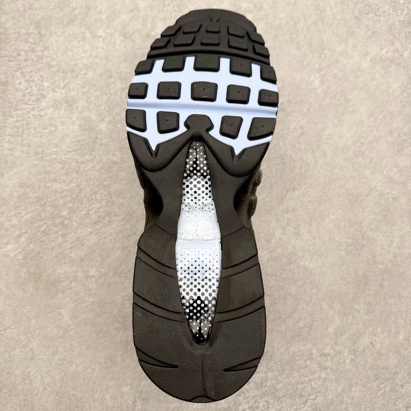 Palace x NK Air Max 95 复古减震气垫跑鞋 联名银黑 IQ7708-095 经典重温