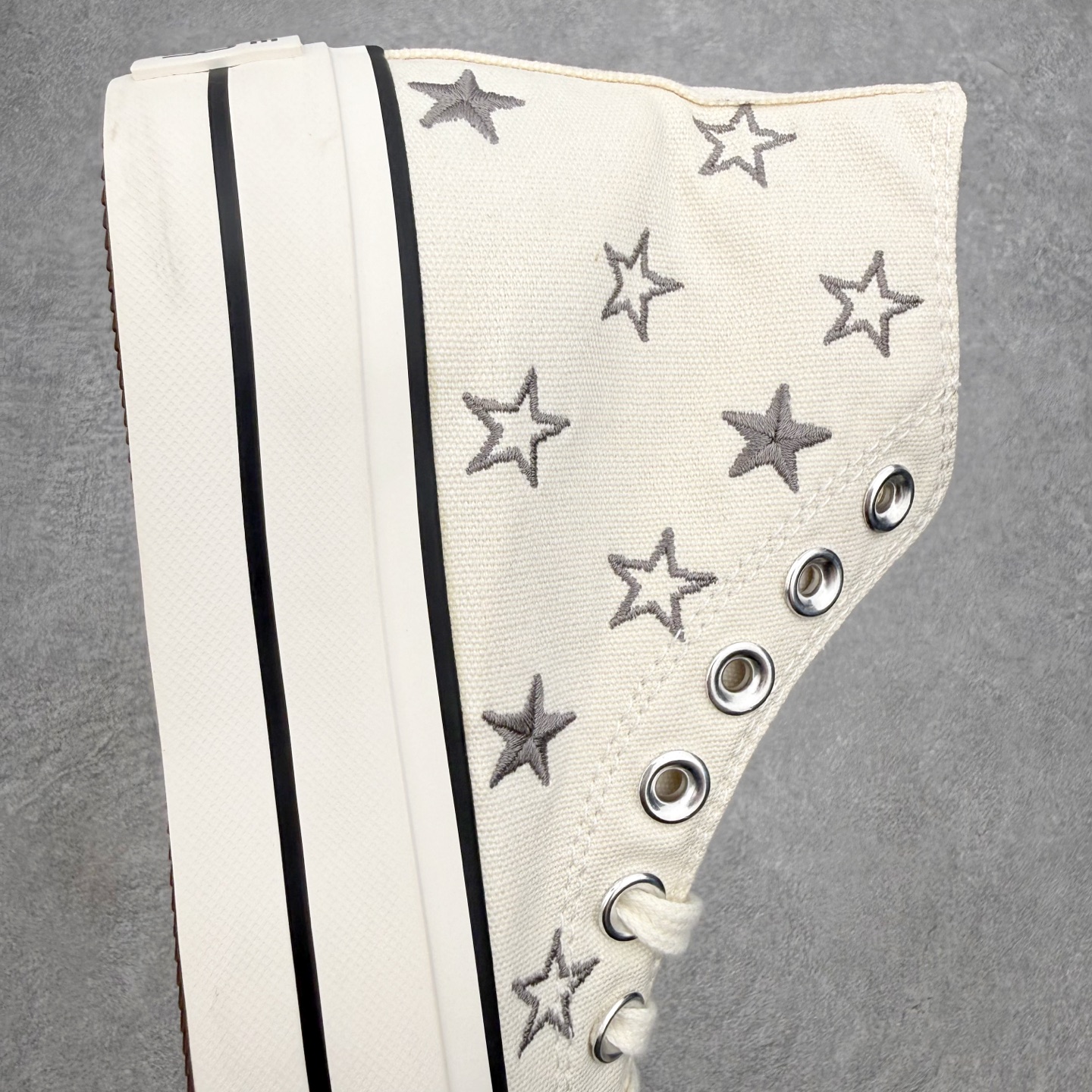 Converse All Star Lift 厚底星星刺绣采用柔和米白帆布材质 触感柔软透气 鞋面满幅渐