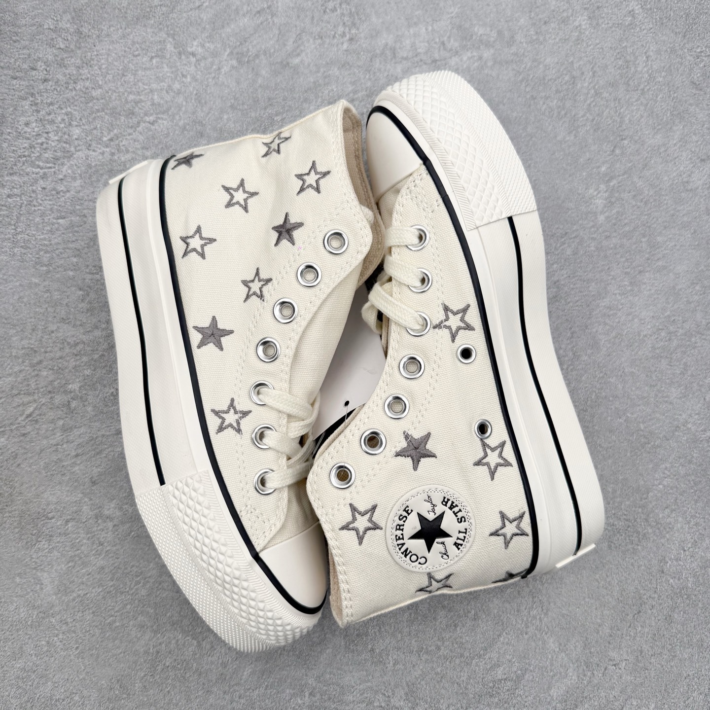 Converse All Star Lift 厚底星星刺绣采用柔和米白帆布材质 触感柔软透气 鞋面满幅渐