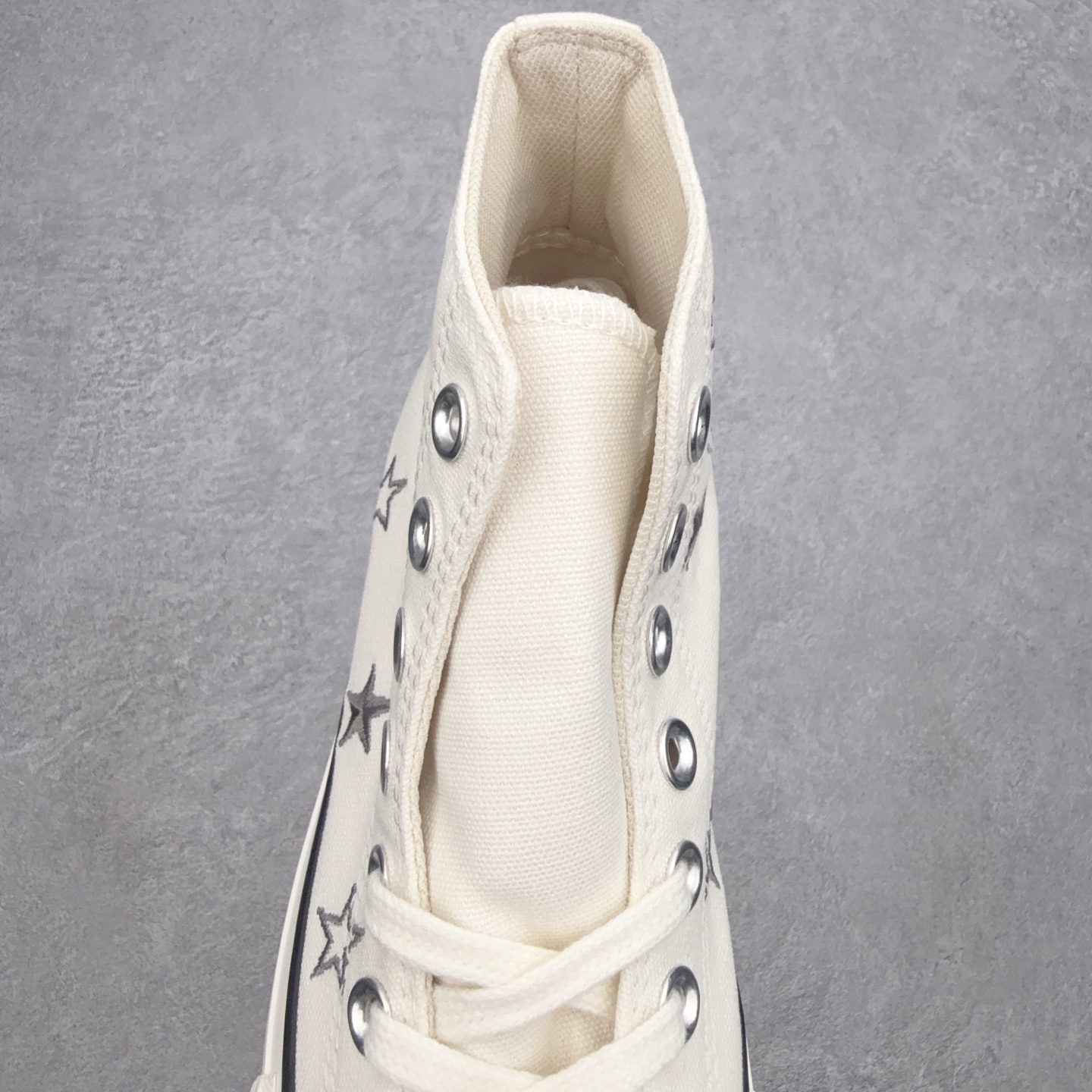Converse All Star Lift 厚底星星刺绣采用柔和米白帆布材质 触感柔软透气 鞋面满幅渐