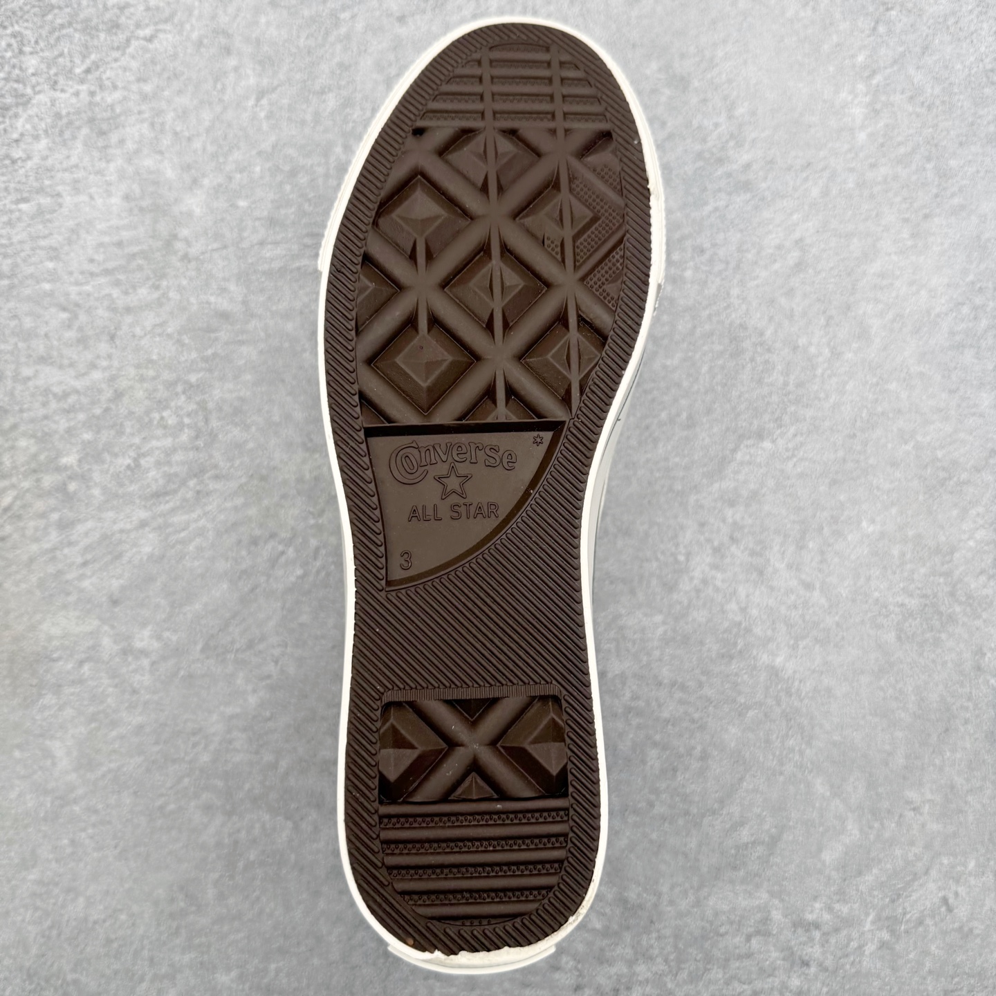 Converse All Star Lift 厚底星星刺绣采用柔和米白帆布材质 触感柔软透气 鞋面满幅渐