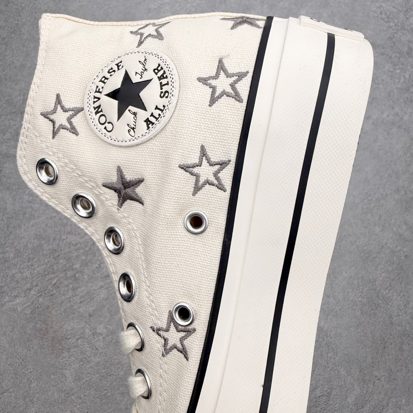 Converse All Star Lift 厚底星星刺绣采用柔和米白帆布材质 触感柔软透气 鞋面满幅渐