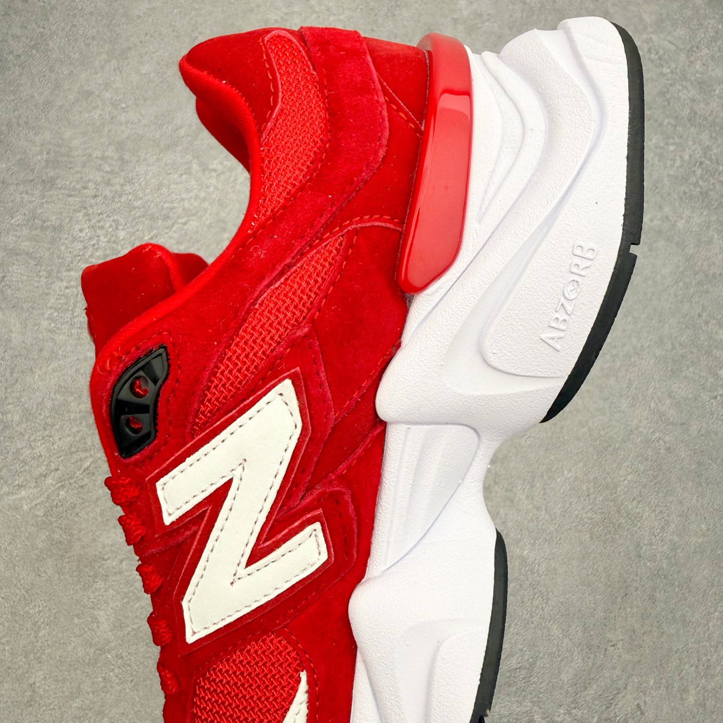 New Balance NB9060 复古运动鞋 新百伦又带来了新鞋型 并且是与芝加哥街头品牌 Joe 