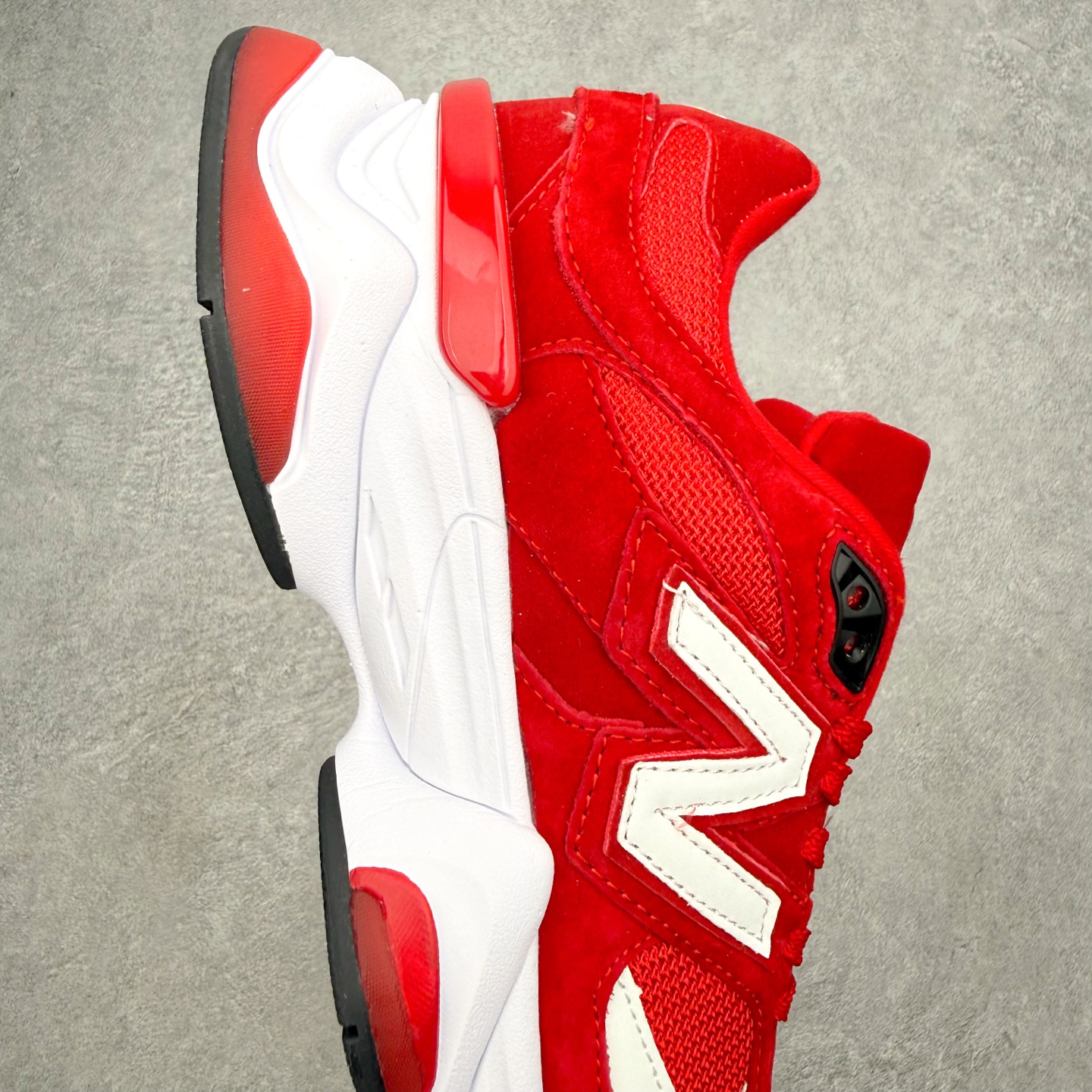 New Balance NB9060 复古运动鞋 新百伦又带来了新鞋型 并且是与芝加哥街头品牌 Joe 