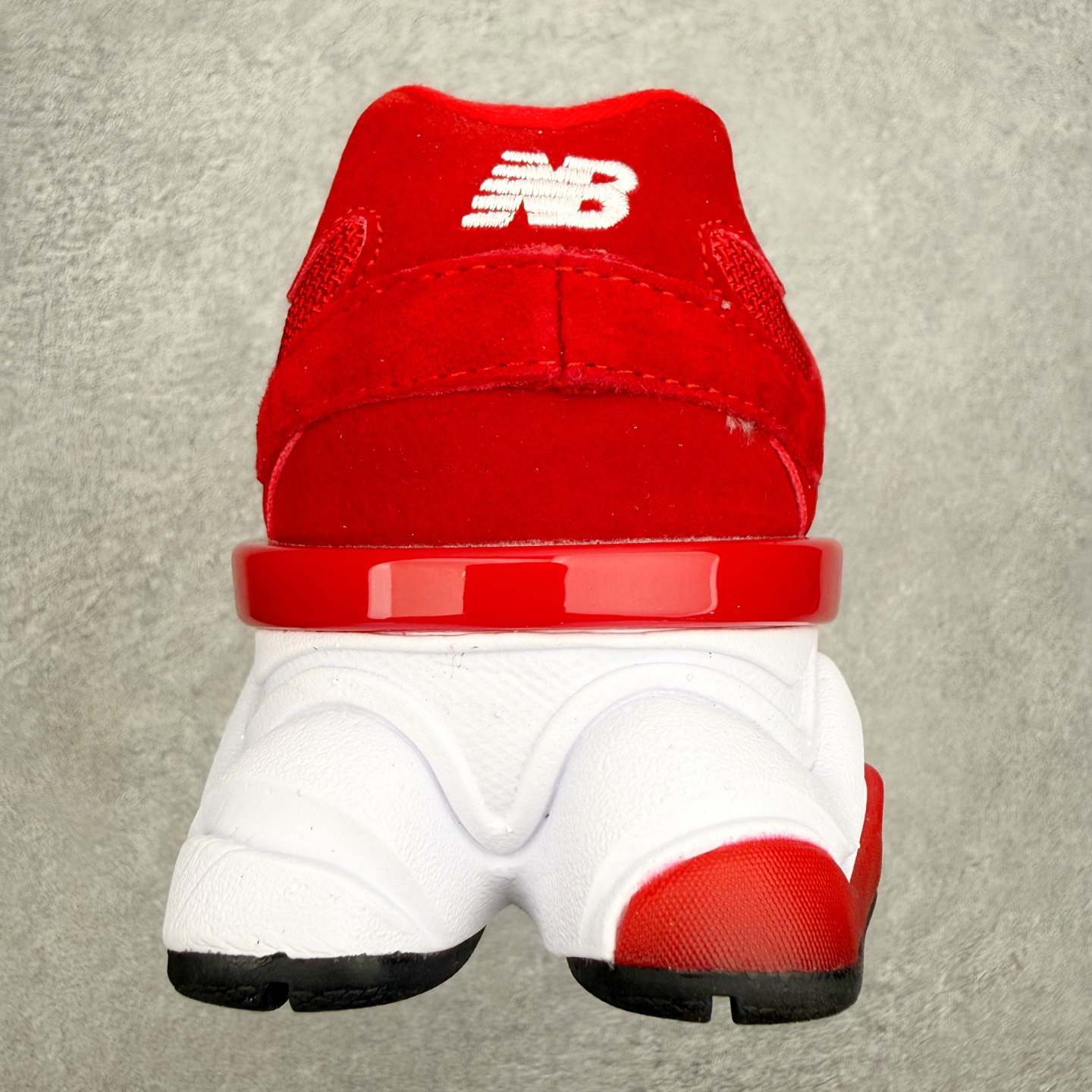 New Balance NB9060 复古运动鞋 新百伦又带来了新鞋型 并且是与芝加哥街头品牌 Joe 