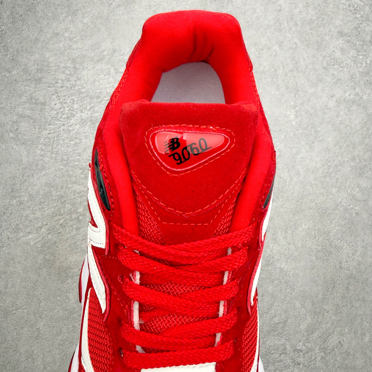 New Balance NB9060 复古运动鞋 新百伦又带来了新鞋型 并且是与芝加哥街头品牌 Joe 