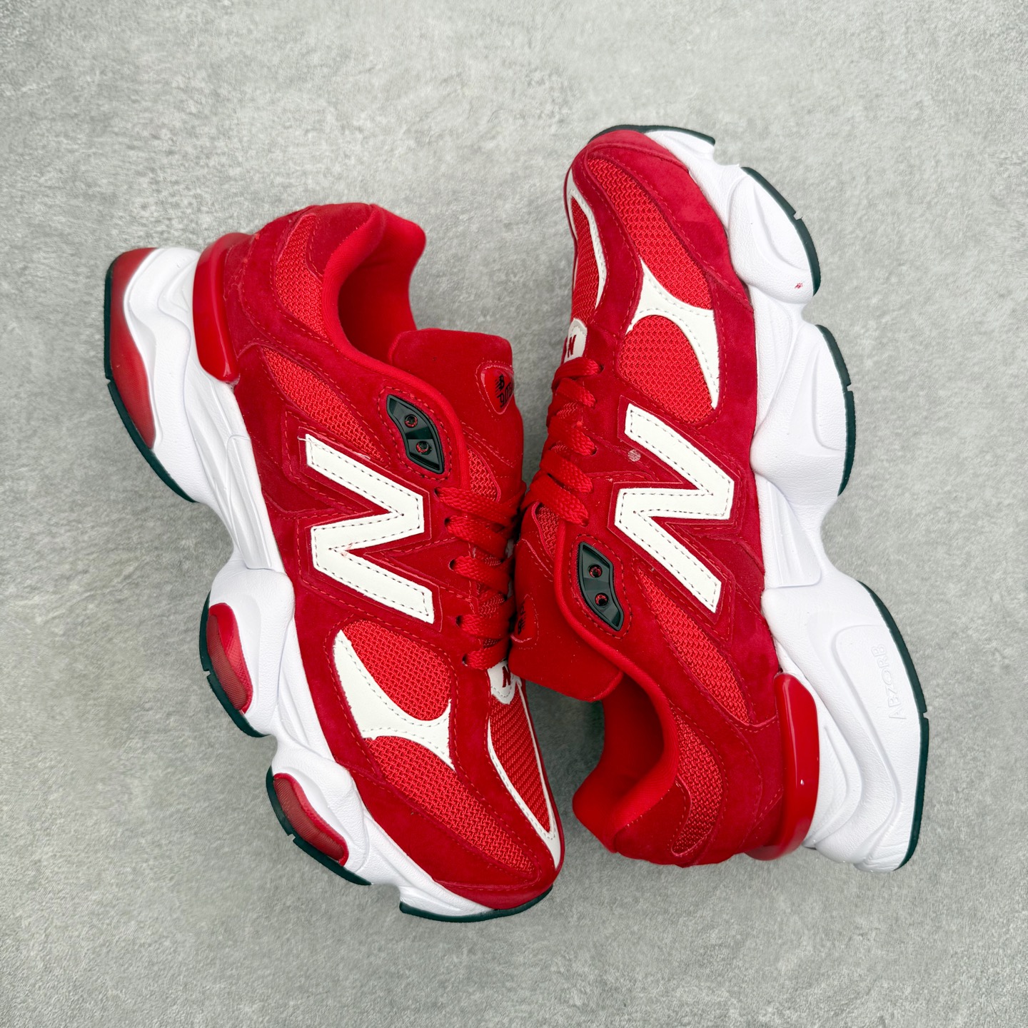 New Balance NB9060 复古运动鞋 新百伦又带来了新鞋型 并且是与芝加哥街头品牌 Joe 