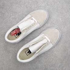 Vans Premium Old Skool 黑白/米灰鞋款以Old Skool鞋型为蓝本 鞋身采用麂皮 Vans Premium Old Skool 黑白/米灰鞋款以Old Skool鞋型为蓝本 鞋身采用麂皮