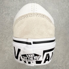Vans Premium Old Skool 黑白/米灰鞋款以Old Skool鞋型为蓝本 鞋身采用麂皮 Vans Premium Old Skool 黑白/米灰鞋款以Old Skool鞋型为蓝本 鞋身采用麂皮