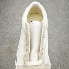 Vans Premium Old Skool 黑白/米灰鞋款以Old Skool鞋型为蓝本 鞋身采用麂皮 Vans Premium Old Skool 黑白/米灰鞋款以Old Skool鞋型为蓝本 鞋身采用麂皮
