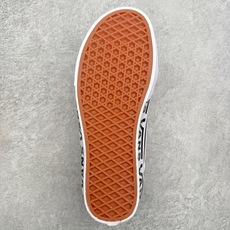 Vans Premium Old Skool 黑白/米灰鞋款以Old Skool鞋型为蓝本 鞋身采用麂皮 Vans Premium Old Skool 黑白/米灰鞋款以Old Skool鞋型为蓝本 鞋身采用麂皮
