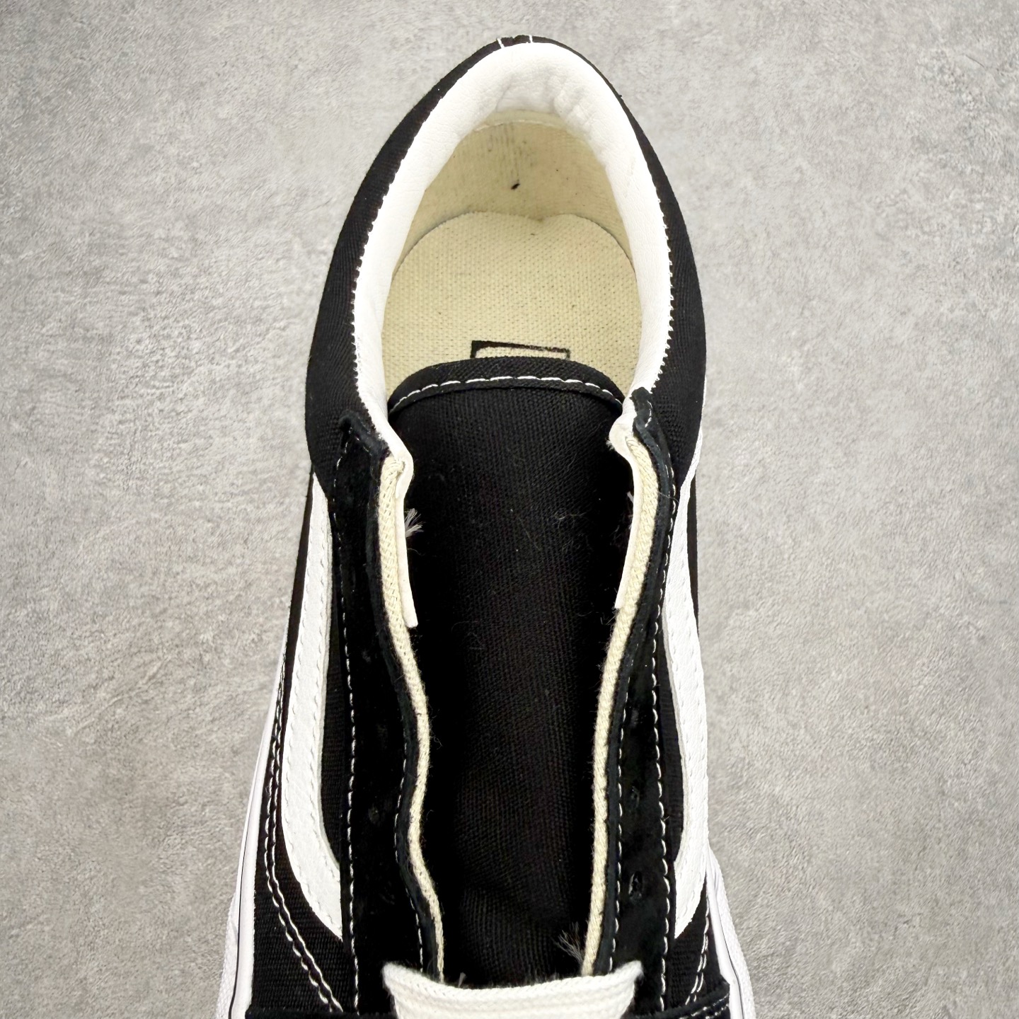 Vans Premium Old Skool 黑白/米灰鞋款以Old Skool鞋型为蓝本 鞋身采用麂皮