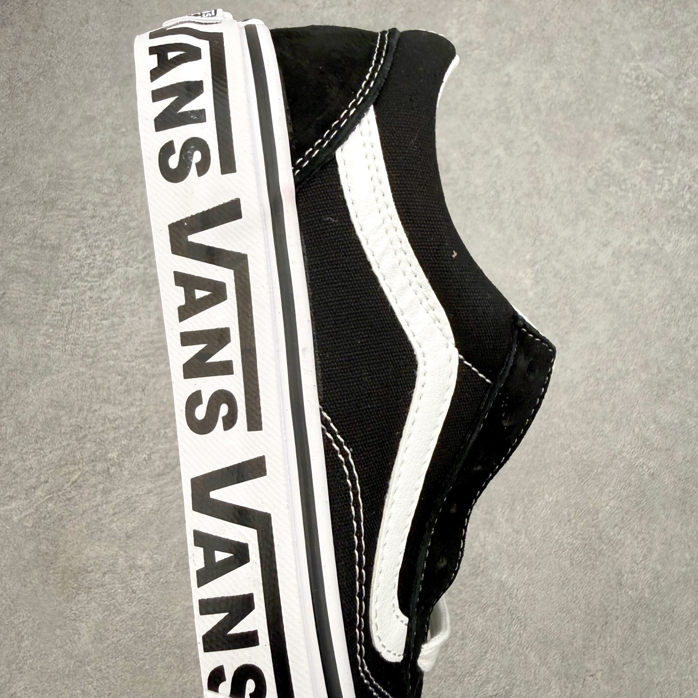 Vans Premium Old Skool 黑白/米灰鞋款以Old Skool鞋型为蓝本 鞋身采用麂皮