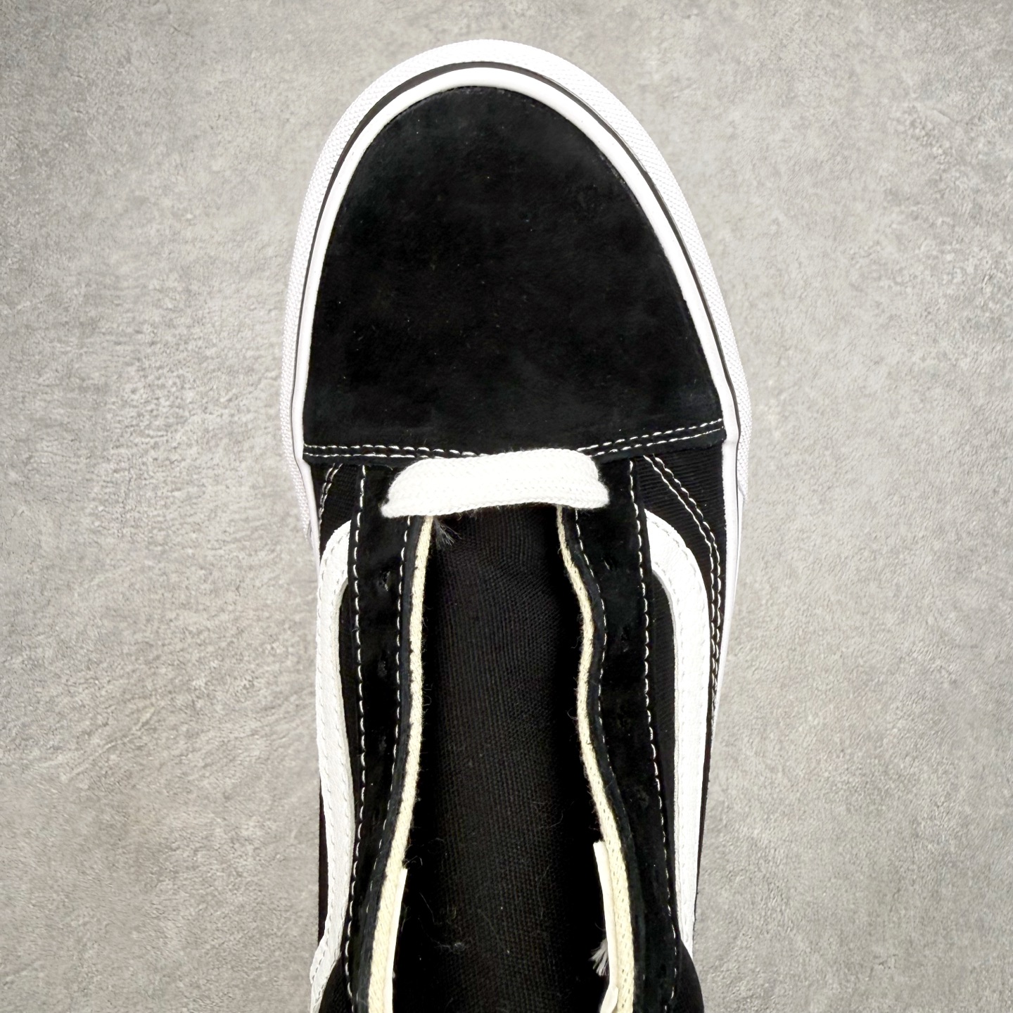 Vans Premium Old Skool 黑白/米灰鞋款以Old Skool鞋型为蓝本 鞋身采用麂皮