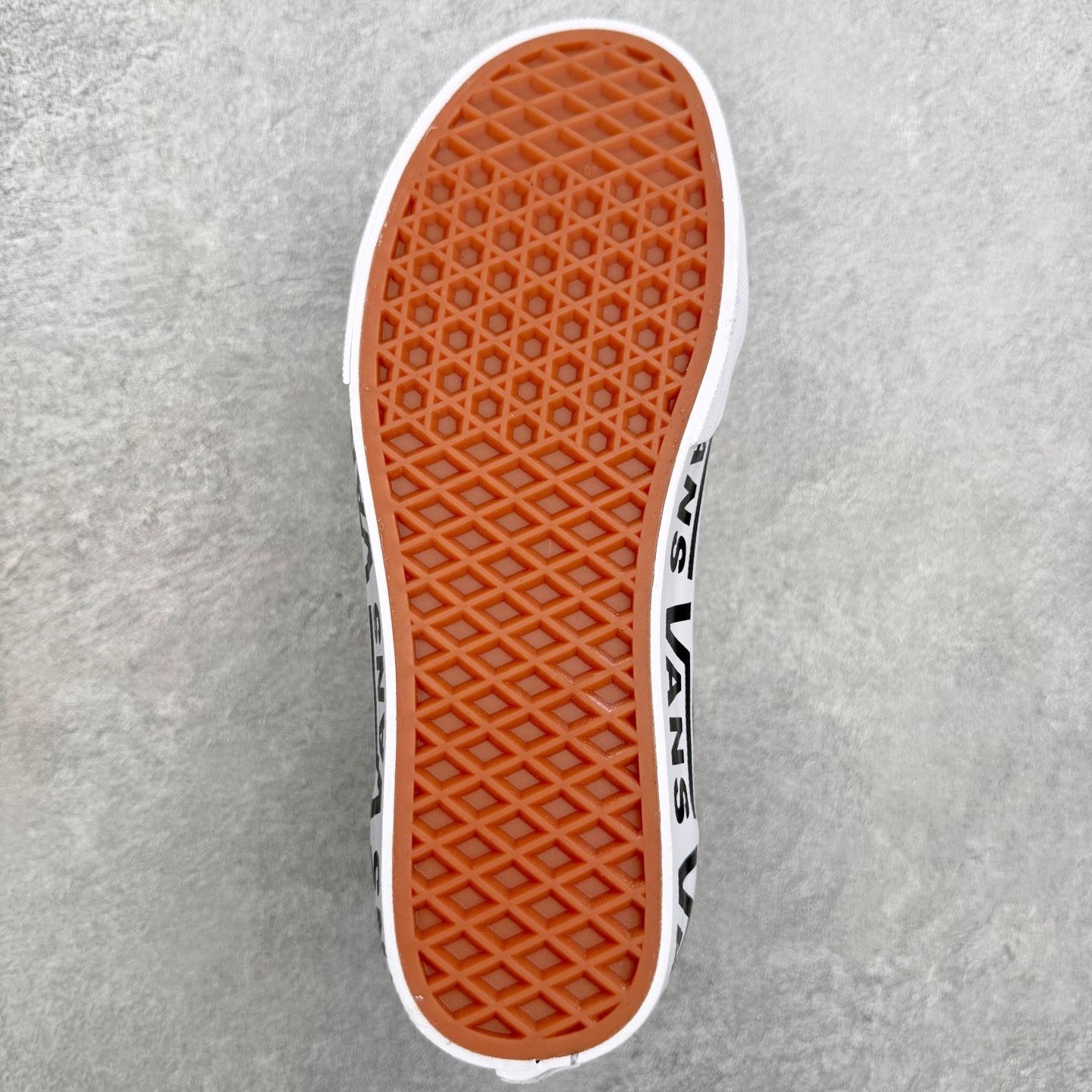 Vans Premium Old Skool 黑白/米灰鞋款以Old Skool鞋型为蓝本 鞋身采用麂皮