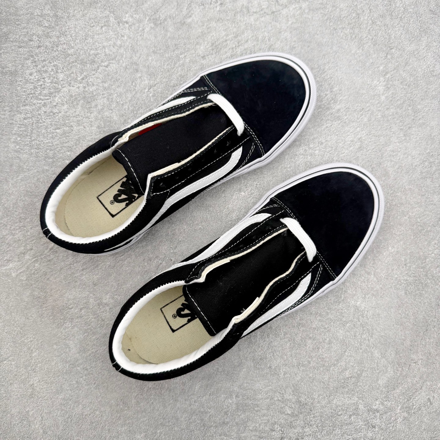 Vans Premium Old Skool 黑白/米灰鞋款以Old Skool鞋型为蓝本 鞋身采用麂皮