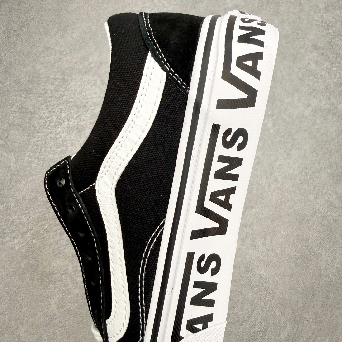 Vans Premium Old Skool 黑白/米灰鞋款以Old Skool鞋型为蓝本 鞋身采用麂皮
