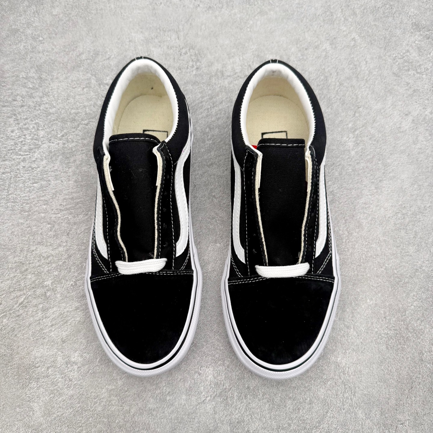 Vans Premium Old Skool 黑白/米灰鞋款以Old Skool鞋型为蓝本 鞋身采用麂皮