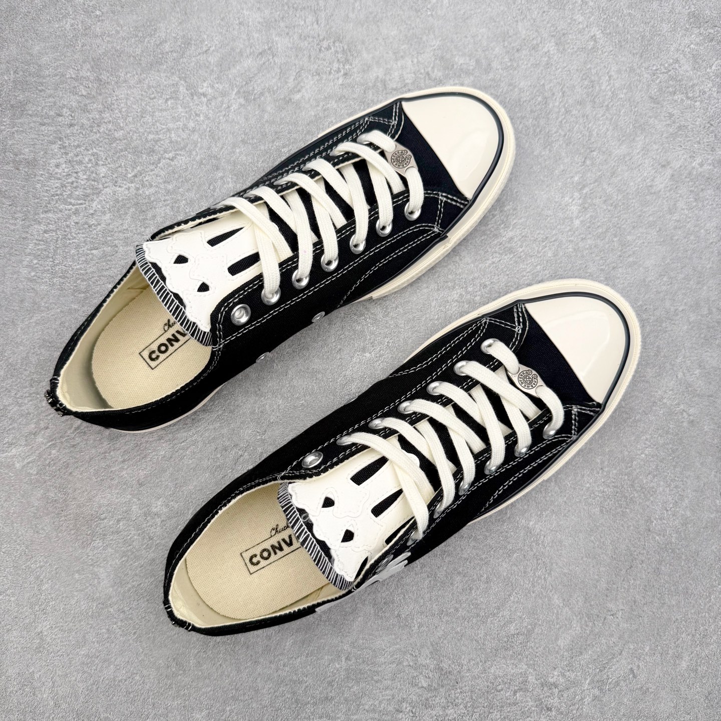 Chrome Hearts x Converse 1970s克罗心联名 复古银饰休闲帆布鞋采用经典70s