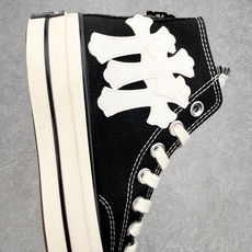 Chrome Hearts x Converse 1970s克罗心联名 复古银饰休闲帆布鞋采用经典70s Chrome Hearts x Converse 1970s克罗心联名 复古银饰休闲帆布鞋采用经典70s