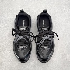 BALENCIAGA 巴黎世家Radar拼色网面运动休闲鞋产品概述本款为巴黎世家2026夏季女士Rada BALENCIAGA 巴黎世家Radar拼色网面运动休闲鞋产品概述本款为巴黎世家2026夏季女士Rada