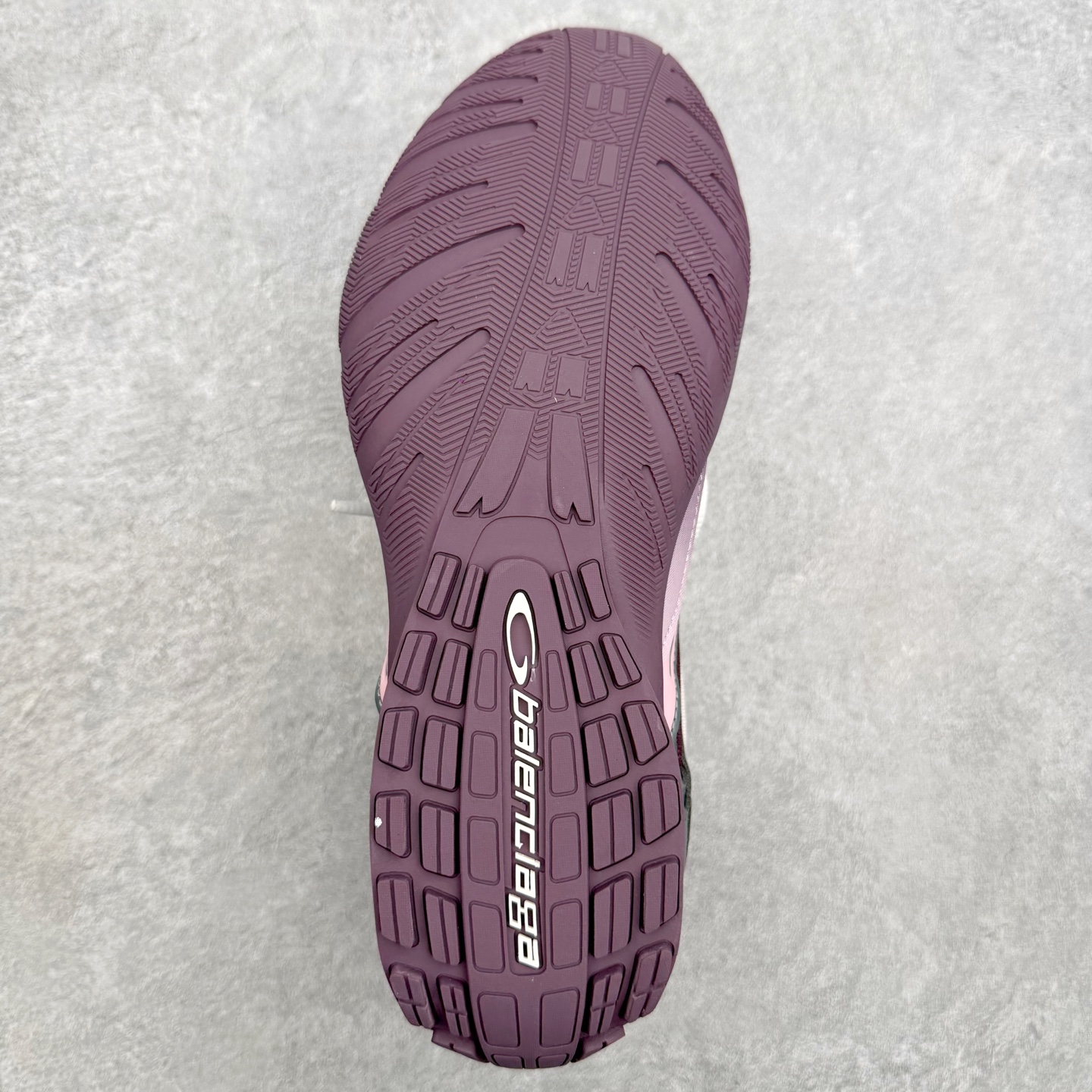 BALENCIAGA 巴黎世家Radar拼色网面运动休闲鞋产品概述本款为巴黎世家2026夏季女士Rada