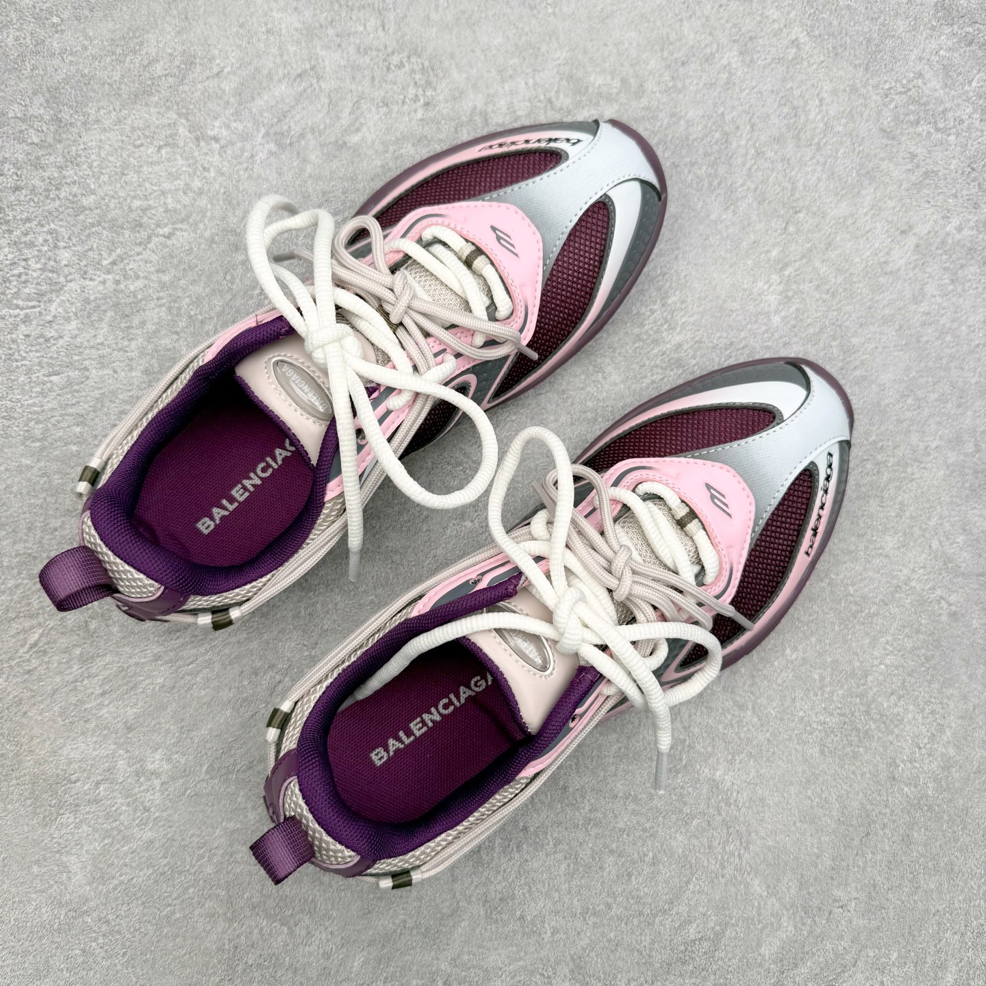 BALENCIAGA 巴黎世家Radar拼色网面运动休闲鞋产品概述本款为巴黎世家2026夏季女士Rada