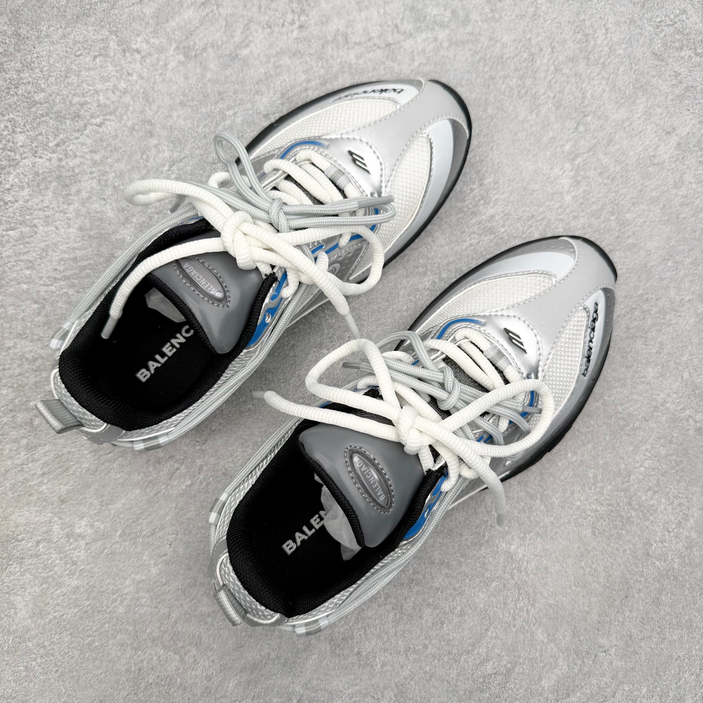 BALENCIAGA 巴黎世家Radar拼色网面运动休闲鞋产品概述本款为巴黎世家2026夏季女士Rada