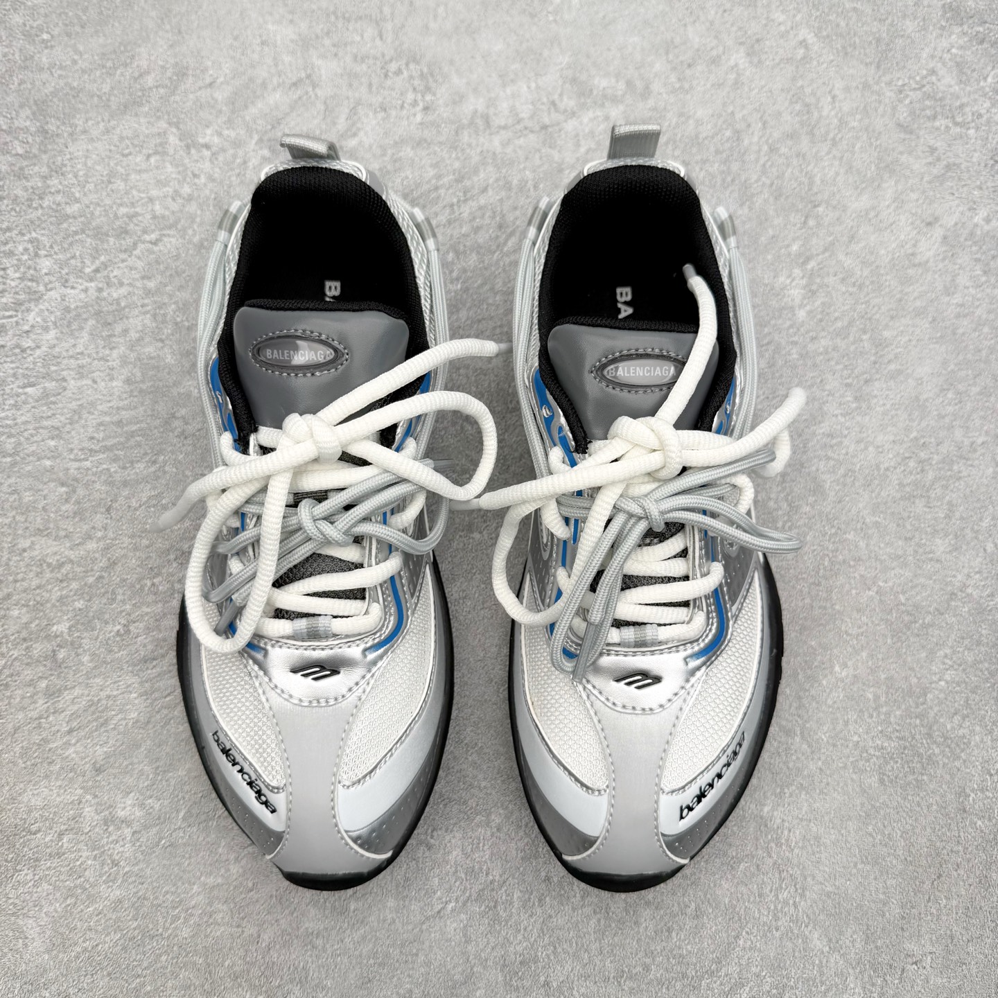 BALENCIAGA 巴黎世家Radar拼色网面运动休闲鞋产品概述本款为巴黎世家2026夏季女士Rada