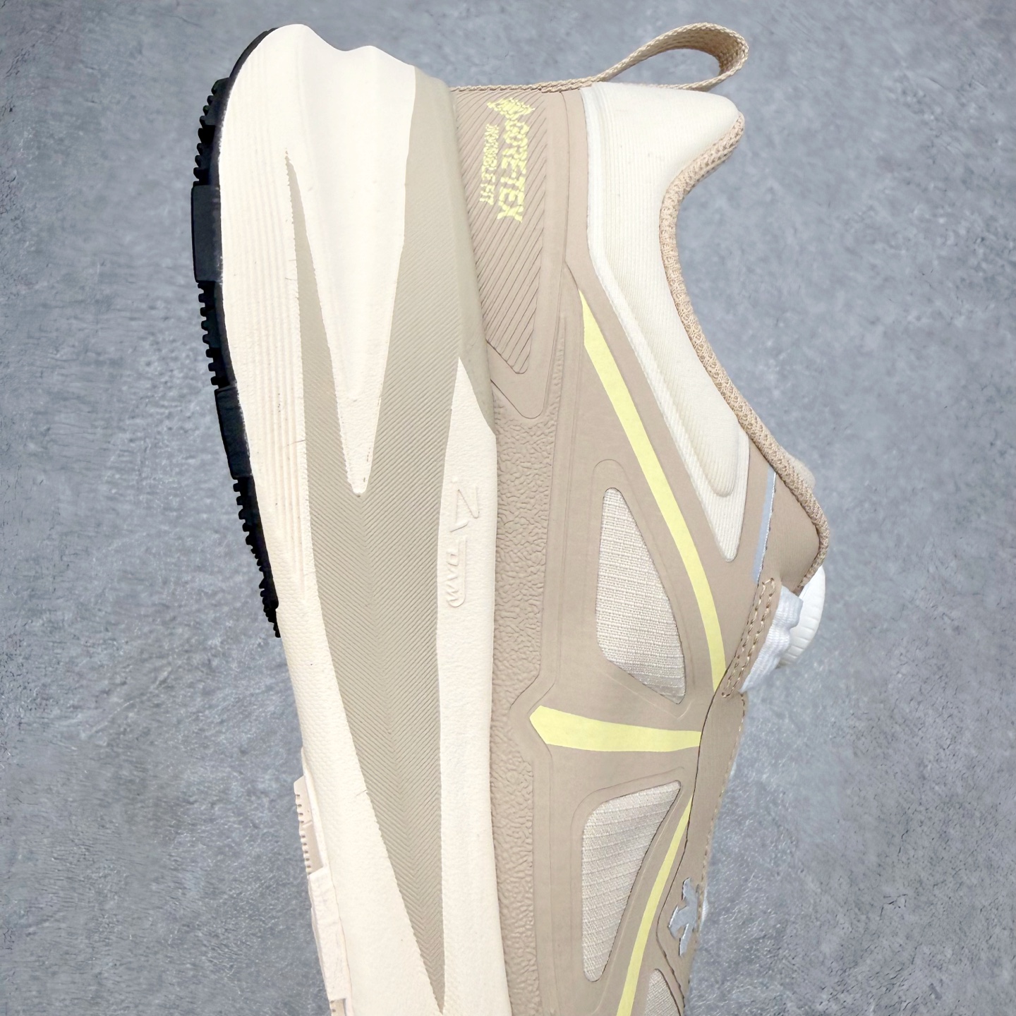 迪桑特DESCENTE RUNNING系列 LAVITATE 3.0 AIR WIRE 缓震舒适 BOA